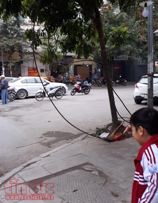 Ngổn ngang cáp viễn thông tại phố Đội Cấn ảnh 7
